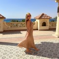 Sukienka Boho Muślin, pralina brąz  , Libra  , Dluga , gole plecy, gleboki dekolt , wiązana , zwiewna , z rozcięciem