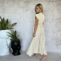 Letni komplet damski z bambusowego muślinu w subtelną kratkę, w białym kolorze. Oversizowy top kamizelkowy wiązany z przodu oraz lekko przykrótkie spodnie o kroju z koła, z bardzo szerokimi nogawkami. Lekka, zwiewna forma z naturalnej tkaniny.