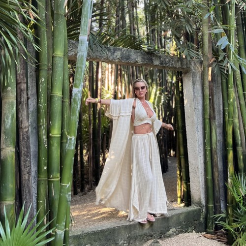 komplet letni bambusowy muślin sukienka kimono koszula maxi top wiązany spodnie szerokie resort wear boho naturalna tkanina przewiewna odzież wakacyjna plażowa styl minimalistyczny elegancki oversize lekkość komfort podróże lato piaskowy beż moda damska