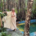 komplet letni bambusowy muślin sukienka kimono koszula maxi top wiązany spodnie szerokie resort wear boho naturalna tkanina przewiewna odzież wakacyjna plażowa styl minimalistyczny elegancki oversize lekkość komfort podróże lato piaskowy beż moda damska