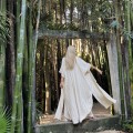 komplet letni bambusowy muślin sukienka kimono koszula maxi top wiązany spodnie szerokie resort wear boho naturalna tkanina przewiewna odzież wakacyjna plażowa styl minimalistyczny elegancki oversize lekkość komfort podróże lato piaskowy beż moda damska