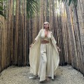 komplet letni bambusowy muślin sukienka kimono koszula maxi top wiązany spodnie szerokie resort wear boho naturalna tkanina przewiewna odzież wakacyjna plażowa styl minimalistyczny elegancki oversize lekkość komfort podróże lato piaskowy beż moda damska