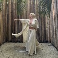 komplet letni bambusowy muślin sukienka kimono koszula maxi top wiązany spodnie szerokie resort wear boho naturalna tkanina przewiewna odzież wakacyjna plażowa styl minimalistyczny elegancki oversize lekkość komfort podróże lato piaskowy beż moda damska