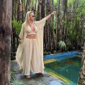 komplet letni bambusowy muślin sukienka kimono koszula maxi top wiązany spodnie szerokie resort wear boho naturalna tkanina przewiewna odzież wakacyjna plażowa styl minimalistyczny elegancki oversize lekkość komfort podróże lato piaskowy beż moda damska