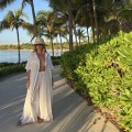 komplet letni bambusowy muślin sukienka kimono koszula maxi top wiązany spodnie szerokie resort wear boho naturalna tkanina przewiewna odzież wakacyjna plażowa styl minimalistyczny elegancki oversize lekkość komfort podróże lato piaskowy beż moda damska