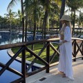 komplet letni bambusowy muślin sukienka kimono koszula maxi top wiązany spodnie szerokie resort wear boho naturalna tkanina przewiewna odzież wakacyjna plażowa styl minimalistyczny elegancki oversize lekkość komfort podróże lato piaskowy beż moda damska